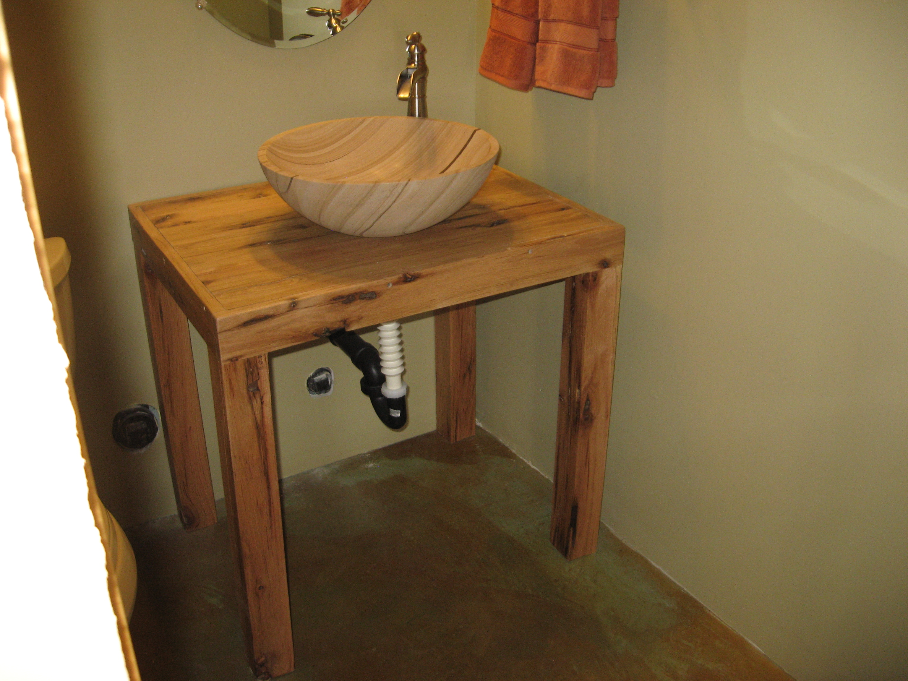 Раковина для ванны своими руками. Деревянный каркас под раковину. Деревянный столик для раковины. Столешница из дерева под раковину своими. Стойка под раковину в ванную из дерева.